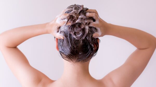 women cleaning her hair